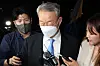 Former Trade Minister Paik Un-gyu leaves the Seoul Dongbu Detention Center in southern Seoul late Wednesday night after a local court rejected a detention warrant for him. [YONHAP]