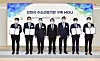 Korean Prime Minister Chung Sye-kyun, center, Hyundai Motor Group Chairman Euisun Chung, third from left, and SK Group Chairman Chey Tae-won, fifth from left, pose for a photo after signing a partnership to cooperate on hydrogen-related business in Incheon on Tuesday. [HYUNDAI MOTOR GROUP]