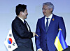 Minister of Land, Infrastructure, and Transport Won Hee-ryong, left, speaks with Dmytro Ponomarenko, ambassador of the Embassy of Ukraine to Korea during the GICC 2023 event held at the Grand InterContinental Seoul Parnas hotel in southern Seoul on Tuesday. [NEWS1]