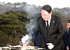 President Yoon Suk Yeol pays respects at the Seoul National Cemetery in Dongjak District, southern Seoul, Sunday morning. [JOINT PRESS CORPS]