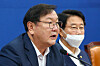 Rep. Kim Tae-nyeon, left, floor leader of the Democratic Party, speaks during a party meeting on Tuesday. Kim attacked the main opposition United Future Party for its participation in an anti-government rally on Saturday, where many protesters were believed to have been infected.  [YONHAP]
