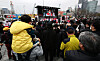Supporters of Seoul mayoral candidate Oh Se-hoon listening to his speech near Coex in southern Seoul on Sunday. [JOINT PRESS CORPS]