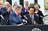 Texas Governor Greg Abbott, left, shakes hands with Samsung Electronics Vice Chairman Kim Ki-nam at an event Tuesday where the Korean company confirmed its plan to build a $17 billion chip factory in Taylor, Texas. [YONHAP]