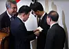 National Assembly Speaker Kim Jin-pyo examines one of the ballots cast during the vote on the arrest motion against Democratic Party leader Lee Jae-myung on Thursday afternoon. [YONHAP]
