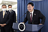 President Yoon Suk-yeol speaks to reporters in a press conference aboard Air Force One en route to Seoul from Madrid after concluding a five-day trip to Spain to attend a NATO summit. [YONHAP]