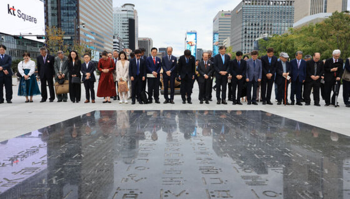 Culture Minister Choi Hwi-young and other dignitaries hold a flower-laying ceremony at the King Sejong statue in Gwanghwamun Square on Hangul Day 2025