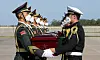 South Korean honor guards hand over caskets to Chinese guards at a ceremony at Incheon International Airport on Sunday. The caskets contain 117 sets of remains of Chinese soldiers killed during the 1950-53 Korean War. It was the seventh such repatriation ceremony. Of the remains repatriated Sunday, 103 sets were excavated last year from Arrowhead Ridge, a battle site inside the demilitarized zone separating the two Koreas. Others were uncovered in other parts of South Korea. Since the two countries agreed on the return of the Chinese troop remains in 2014 in a gesture of their friendship, Seoul has returned 716 sets of remains of Chinese soldiers, including the latest 117 sets. [MINISTRY OF NATIONAL DEFENSE]