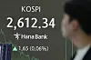 A screen in Hana Bank's trading room in central Seoul shows the Kospi closing at 2,612.34 points on March 18, up 1.65 points, or 0.06 percent, from the previous trading session. [NEWS1]