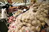 Vegetables on sale at the Lotte Mart Seoul Station branch in Seoul on Tuesday. Lotte Mart announced that it is holding a discount event for vegetables for a week in hopes of taking the pressure off of households who are facing higher prices due to rising inflation. [YONHAP]