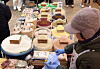 A merchant sells mixed grains at a market in Dongdaemun District, western Seoul, on Feb. 9. [YONHAP]