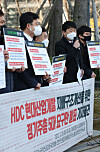 Civic groups, including the People’s Solidarity for Participatory Democracy, demonstrate in front of the Federation of Korean Industries headquarters in Yeouido, Seoul, on Tuesday, where Hyundai Development Company’s annual shareholders meeting was held. The construction company may be stripped of its business license as requested by the Land Ministry for the death of six workers for the collapse of an apartment building under construction in January in Gwangju. HDC is also responsible for the death of nine passengers on a bus when a building that was being demolished, also in Gwangju, collapsed in 2021. HDC management apologized and promised shareholders to make major changes. If the Seoul Metropolitan Government accepts the Land Ministry’s request, HDC will be the first construction company since Dong-A Construction in 1994, which was responsible for the collapse of a bridge into the Han River, to have its license revoked. [YONHAP]