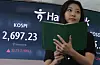 A screen in Hana Bank's trading room in central Seoul shows the Kospi closing at 2,697.23 points on Friday, up 1.99 percent, or 52.73 points, from the previous trading session. The Kosdaq rose 1.22 percent, or 9.50 points, to 786.33. [NEWS1]