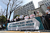 Families of victims of the Itaewon crowd crush rally in front of the prosecutors' office in western Seoul on March 22 for accessing the victims' financial information without the families' consent. [YONHAP]