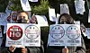 Parents of students gather in front of the Seoul Metropolitan Office of Education on Dec. 22 to argue that vaccines should not be forced on teens. They also argued that both online and offline classes should be available for students who have to quarantine. [NEWS1]