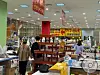 Consumers look at home appliances at Banpum Bannuri's Cheonan branch in South Chungcheong on June 4.[JEON YOUNG-SUN]