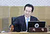 Chung Sye-kyun, Prime Minister, announces of frontloading 72 percent of next year's budget in the first half to fight the worsening Covid-19 situation at the government complex in Seoul on Tuesday. [YONHAP]