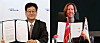 Hyundai Glovis CEO Kim Jung-hoon, left, and Woodside CEO Meg O'Neill pose for a photo after signing a deal on Tuesday. [HYUNDAI GLOVIS]