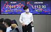 An employee stands in front of screens Monday at a dealing room in Hana Bank, Jung District, in central Seoul. The won hit a 22-month high against the dollar in anticipation that the U.S. president-elect’s expected massive stimulus package will boost the currency. The Kospi hit a recent high, up 30.7 points, or 1.27 percent from the previous trading day, closing at 2,447.2 points.