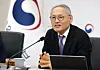 Minister of Culture, Sports and Tourism Yu In-chon explains the ministry's new department specializing in international cultural affairs and public relations in a press briefing on Thursday at the Museum of Modern and Contemporary Art (MMCA) Seoul branch in southern Seoul. [MINISTRY OF CULTURE, SPORTS AND TOURISM]