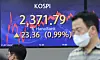 A screen in Hana Bank's trading room in central Seoul shows the Kospi closing at 2,371.79 points on Monday, up 23.36 points, or 0.99 percent, from the previous trading day. [YONHAP]