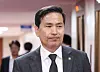 Acting Defense Minister Kim Seon-ho enters a Cabinet meeting at the government complex in central Seoul on April 14. [YONHAP]