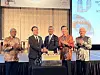 Malaysian Minister of International Trade and Industry Tengku Zafrul Aziz, center; Lee Do-hoon, second vice foreign minister of Korea, second from left; and Malaysian Ambassador to Korea Lim Juay Jin, second from right, celebrate the 40 years of Malaysia's Look East Policy at the Four Seasons Seoul on Wednesday. [ESTHER CHUNG]