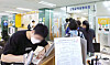 Job seekers enter a Korea Employment Information Service center in Jung District, central Seoul, for information about unemployment benefits on July 15. [NEWS1]