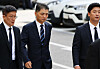 Kakao founder Kim Beom-su enters the Seoul Southern District Court in Yangcheon DIstrict, western Seoul. [NEWS1]