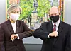 Korean Foreign Minister Kang Kyung-wha, left, bumps elbows with Democratic Sen. Chris Coons of Delaware in Washington Tuesday. During her four-day trip, Kang reached out to allies of U.S. President-elect Joe Biden to explain Seoul’s positions on North Korea and alliance matters. [FOREIGN MINISTRY]