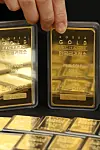 Gold bars are displayed at the Korea Gold Exchange in Jongno District, central Seoul, on Monday. As demand for risky assets is showing a continuous upward trend, a gram of gold was priced at 64,320 won ($59.20) on the Korea Exchange on Friday, a 0.8 percent decline from the previous day. Compared to the end of July when it reached an all-time high at 80,100 won, it's 19.7 percent down. [YONHAP]