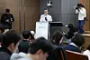 Min Seung-kee, the surgeon from Seoul National University Hospital's vascular surgery department who operated on Democratic Party leader Lee Jae-myung after his stabbing on Tuesday, delivers a press briefing on Lee's surgery and condition at the hospital on Thursday. [YONHAP]