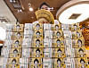 An employee at Hana Bank’s Counterfeit Notes Response Center in central Seoul organizes Korean currency on Nov. 1. [YONHAP]