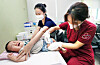 A baby receives a flu shot at a hospital in Daegu on Wednesday. The vaccination program for children aged 6 months through 13 started across the nation on the same day. [NEWS1]