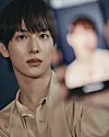 Actor Yim Si-wan poses with a smartphone for a roundtable interview on ″Unlocked″ [NETFLIX]