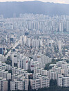 Apartment prices in Seoul fell for 19 straight weeks, according to the Korea Real Estate Board on Thursday. Prices fell 0.21 percent this week, the biggest drop since Dec. 3, 2012. [YONHAP]