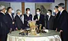 Representatives of the government, labor unions and business management including host Prime Minister Chung Sye-kyun, fourth from right, converse at the prime minster's residence in Seoul on Wednesday ahead of a signing ceremony on labor cooperation. The ceremony was canceled as one of the umbrella labor unions pulled out at the last minute. [YONHAP]