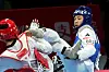 Korean taekwondo practitioner Jang Jun, right, kicks Hajimousaeinafouti Mahdi of Iran during the men's -58kg final at Lin'an Sports Culture Convention & Exhibition Center Gymnasium in Hangzhou, China on Monday. [JOONGANG ILBO]