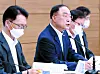 Finance Minister Hong Nam-ki, second from left, announces the government's tax reform plans during a briefing held at the Sejong Government Complex in July last year. [YONHAP]