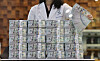 An employee sorts currency at Hana Bank’s Counterfeit Notes Response Center in Jung District, central Seoul, on Nov. 3rd. Foreign reserves fell $2.8 billion to $414 billion in October, according to the Bank of Korea Thursday. [YONHAP]
