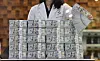 An employee sorts currency at Hana Bank’s Counterfeit Notes Response Center in Jung District, central Seoul, on Nov. 3rd. Foreign reserves fell $2.8 billion to $414 billion in October, according to the Bank of Korea Thursday. [YONHAP]