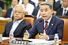Defense Minister Lee Jong-sup speaks to lawmakers of the parliamentary defense committee on North Korea’s botched spy satellite launch at the National Assembly in western Seoul Friday. [NEWS1]