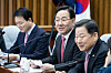People Power Party floor leader Joo Ho-young, center, speaks at a party meeting at the National Assembly in western Seoul on Tuesday. [NEWS1]