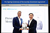 Shinhan Card CEO Moon Dong-kwon, right, and Aster Group Chairman Alexey Bakal pose for a photo after signing a deal to establish a joint venture at Shinhan Card headquarters in central Seoul on Wednesday. [SHINHAN CARD]
