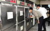 Seoul Mayor Oh Se-hoon inspects a mortuary in Gangnam District, southern Seoul, Sunday. [YONHAP]