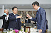 President Moon Jae-in, left, and Spanish Prime Minister Pedro Sanchez, right, toast each other at the Prime Minister’s Palace in Madrid on Wednesday.  [BLUE HOUSE]