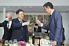 President Moon Jae-in, left, and Spanish Prime Minister Pedro Sanchez, right, toast each other at the Prime Minister’s Palace in Madrid on Wednesday. [BLUE HOUSE]