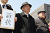 In this file photo, Kim Han-su, right, and Kim Yong-hwa, center, head to the Seoul Central District Court on April 4, 2019, to file damage suits against their former Japanese employers to compensate them for their forced wartime labor. The court on Wednesday dismissed Kim Han-su's lawsuit. [NEWS1]