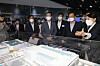 Prime Minister Kim Boo-kyum, second from right, and John Rim, third from right, CEO of Samsung Biologics, listen to an explanation about the company's manufacturing facilities in Yeonsu District, Incheon, on Friday. [NEWS1]