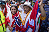 Norwegian climber Kristin Harila, left, and her Nepali sherpa guide Tenjen Sherpa, right, who climbed the world‘s 14 tallest mountains in record time, arrive in Kathmandu, Nepal, Saturday, Aug. 5, 2023. [AP/YONHAP]