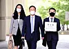 Lawyer Kang Sin-seob of Shin & Kim LLC, center, the attorney for SK Broadband heads to the Seoul High Court to file a counter-suit against Netflix on Sept. 30 with his team. [SK BROADBAND]